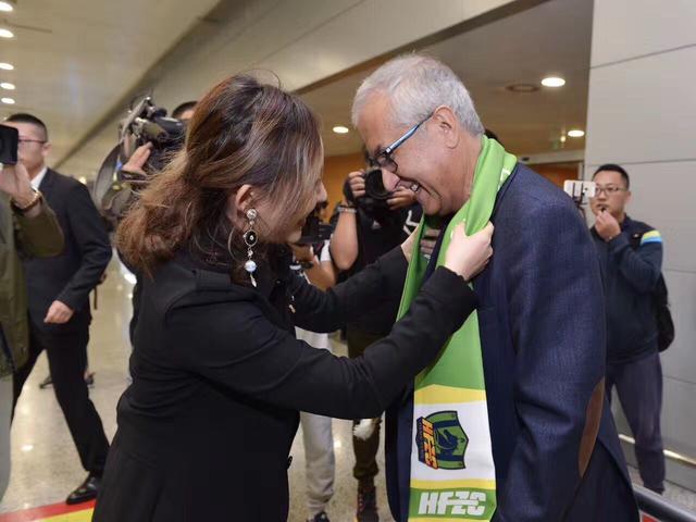 跟萧常坤打了个招呼，说：爸，我有事先出去一趟，你们继续玩，需要什么尽管跟服务员说，这些都记在洪五账上。