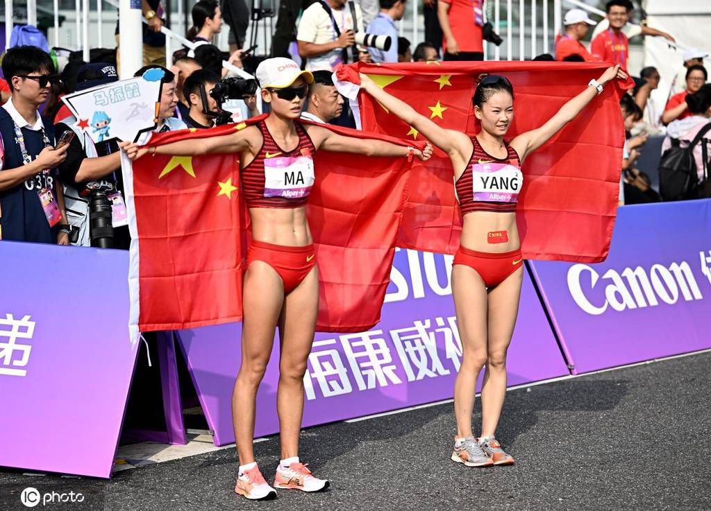 北方匈奴来犯，国家正大举征兵的时候，木兰年迈的父亲竟也被徵召上战场，伤心的花木兰害怕父亲会一去不返，便趁着午夜假扮成男装，偷走父亲的盔甲，代替父亲上战场去