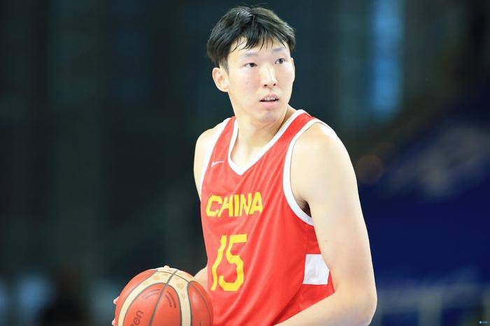 电影中不少桥段和细节也充满喜剧色彩，例如佩奇和哥哥见到偶像强森时，强森毫无偶像包袱造成的巨大反差而抖出不少笑点包袱