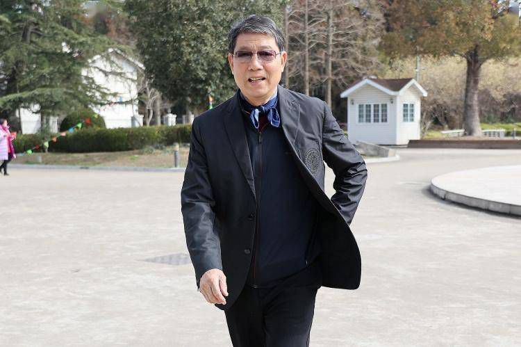 炖鸡来咯……孙氏用东西包裹着那只从灶底扒出来的瓦罐，瓦罐盖子被揭开的瞬间，野鸡汤浓郁的香味瞬间在屋子里弥漫开来，每一个人的五脏六腑，都在瞬间被唤醒。