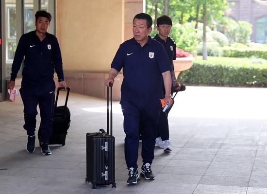 父亲不测灭亡后，丹尼尔·里姆斯代尔分开了医学院，回到奇佩瓦山谷，试图拯救堕入窘境的家庭木材生意，并拯救他的家庭免于经济损掉。但是，他碰到了他父亲的一名老伴侣塞拉斯林奇的强烈抵当，他将掉臂一切地庇护里斯代尔官邸，并传言里斯代尔官邸内躲有宝躲。