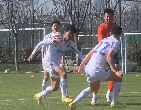 意甲-米兰1-0紫百合终结4轮不胜 特奥点射15岁卡马达登场创纪录意甲第13轮，AC米兰迎战佛罗伦萨。