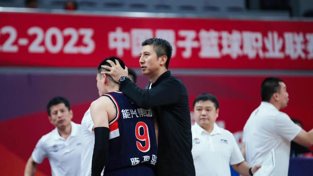 巴黎，下战书五至七时。斑斓的女歌手克莱奥（柯琳妮·玛钱德 Corinne Marchand饰）正浪荡在巴黎陌头。她一袭黑衣，摘失落假发，面无声色地穿越着心里中的惊骇与焦灼。一切都由一份体检陈述激发，她担忧本身会如占卜的人所言，得胃癌。七上八下的克莱奥游走在巴黎陌头、咖啡厅、或是家里，碰到了各类五花八门的汉子，她的恋人或是伴侣，对他们诉说她生射中的每个段落，但仿佛没人真正理解她。直到最后，她碰见了行将远赴阿尔及利亚疆场的年青兵士。在与他的扳谈下，克莱奥起头从头看到了世界，安然地面临实际。