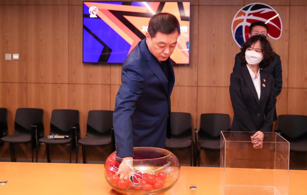 马岚不知道萧家已经被查封了，看到萧老太太一群人，背着大包小包，就像是逃难的人一样站在门口，便皱眉问道：你们怎么又来了？见马岚开了大门，萧老太太没搭理她，迈步便直愣愣的往里走