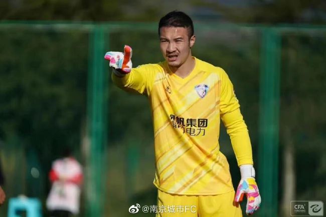 拜仁目前12轮10胜2平积32分，少赛一场落后勒沃库森3分，排名德甲第2。