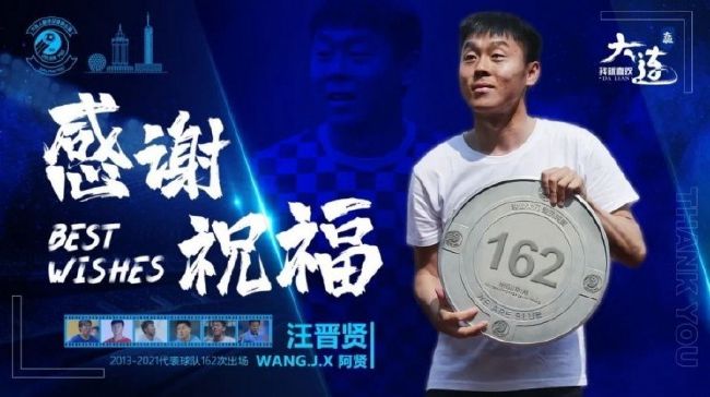 他皱了下眉头：你脚没好利索，就该在屋里呆着，乱跑不好。