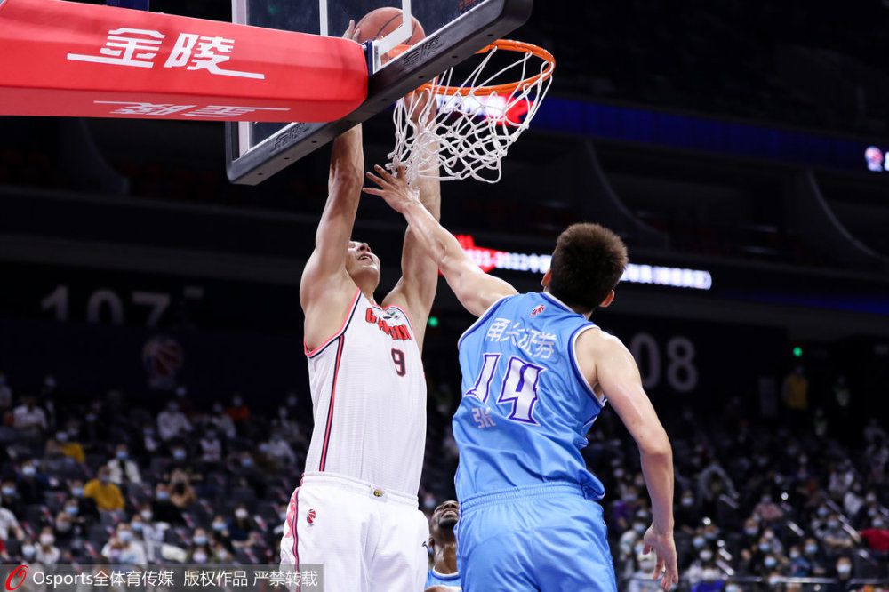 第32分钟，拜仁右路禁区线定位球机会，萨内直接打门被努贝尔扑出。
