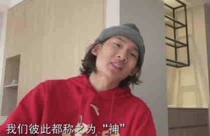 北方匈奴来犯，国家正大举征兵的时候，木兰年迈的父亲竟也被徵召上战场，伤心的花木兰害怕父亲会一去不返，便趁着午夜假扮成男装，偷走父亲的盔甲，代替父亲上战场去
