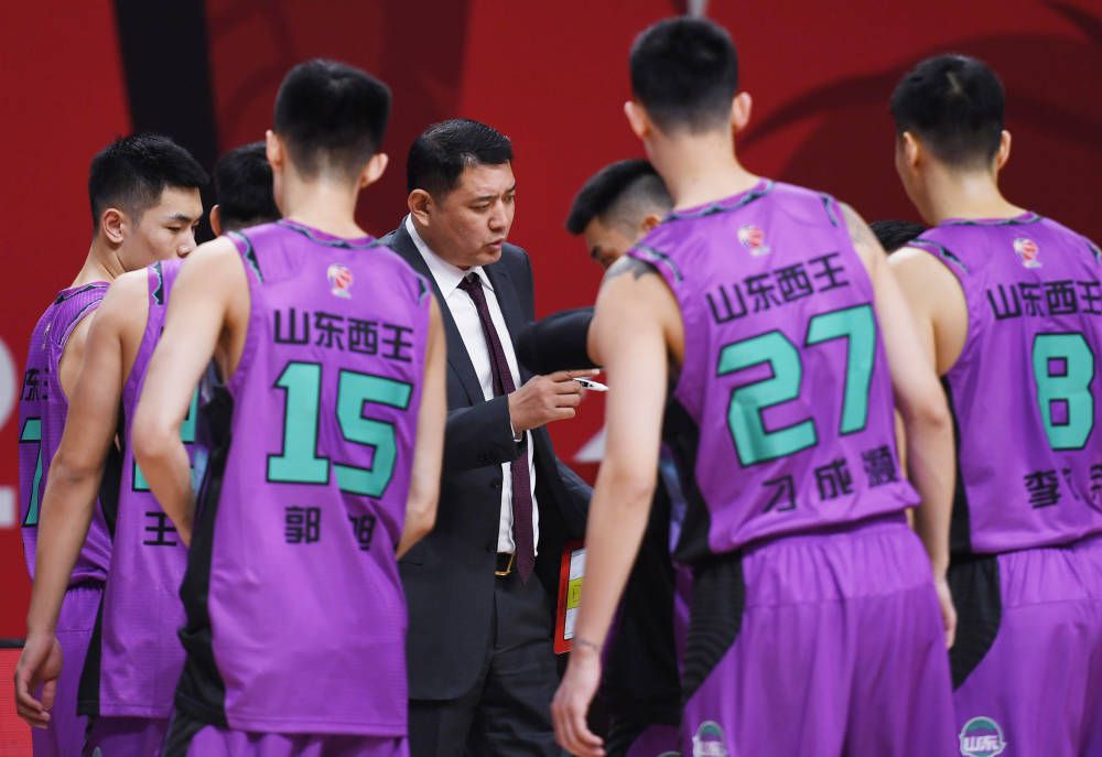 诚实的艺术家们开始把虚假作为一种艺术材料来掌握导演简介奥列格·杰普措夫生于1954年，1979年毕业于列宁格勒国立里姆斯基一科萨科夫音乐学院管弦乐系，1989年毕业于编剧、导演高级进修班(艾米尔·洛加努工作室)。
