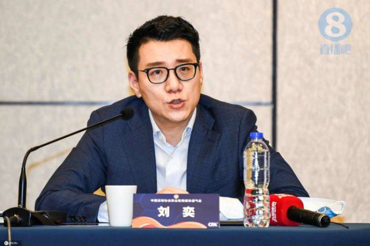 公共汽车上的年轻妻子
