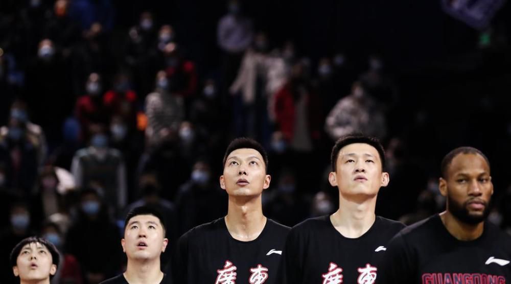就在她慌乱不已、不知如何是好的时候，贵宾室的大门被人推开，一道挺拔的身影快步走了进来。