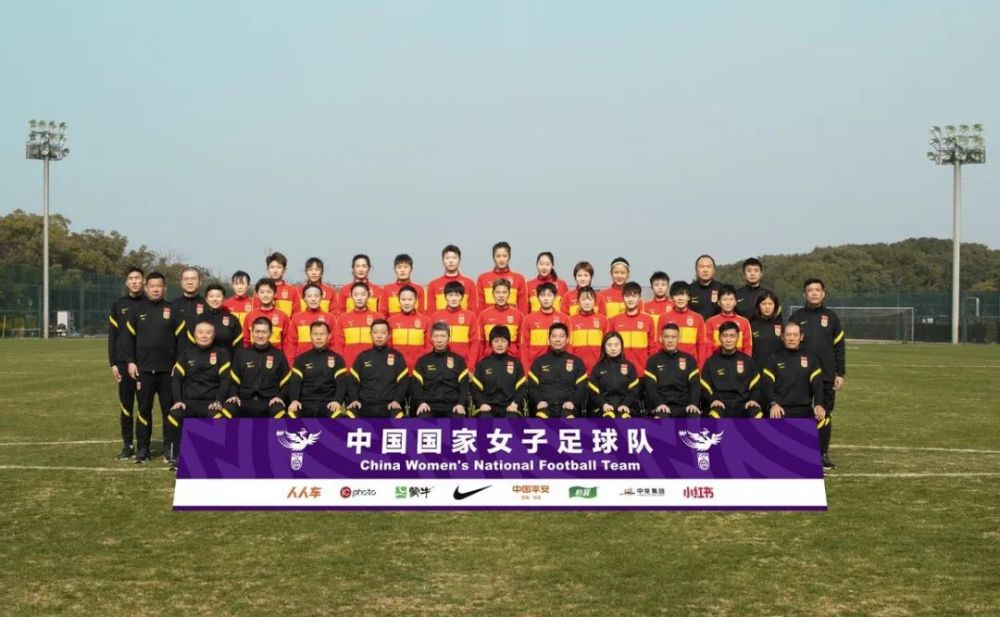 影片里，志同道合的革命者也会因为具体问题的分歧争得面红耳赤；在回忆起高中举人的同乡面对封建强权却无法抬头做人时，何叔衡也会委屈流泪；刘仁静等年轻人初到上海，也会被繁华夜晚吸引，对新鲜事物充满了好奇……正是因为有了这些真实的情感流露，伟大的形象变得更加有血有肉，我们也更能知道他们以平凡之小我，投身伟大之事业的不易