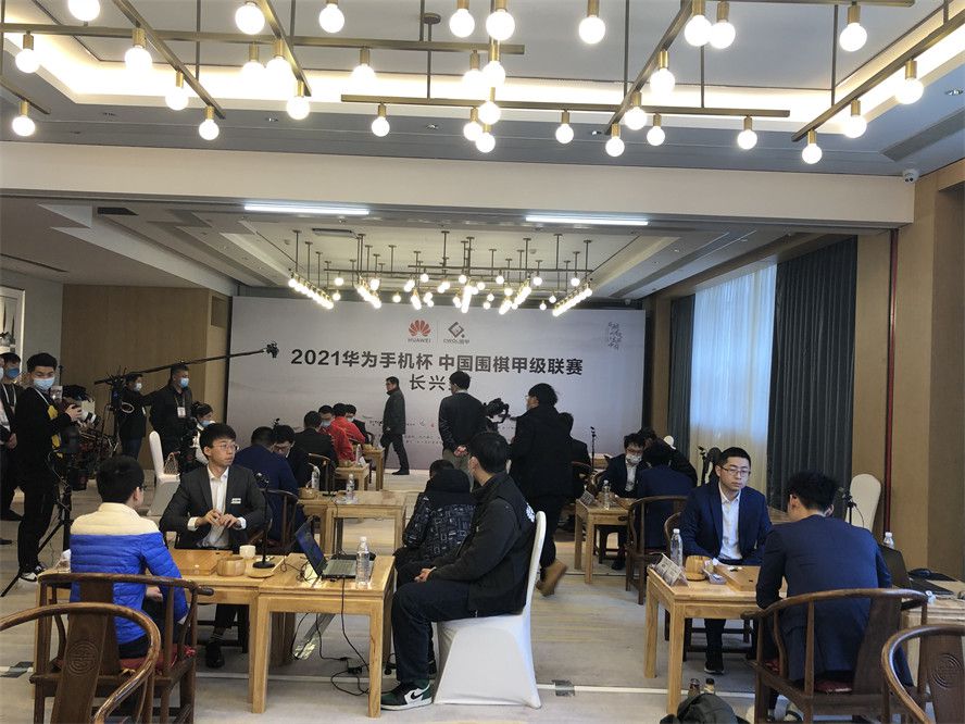 又被自己爹这样吼，不晓得是痛的，还是吓的，眼泪顿时就在眼眶里打着转儿。