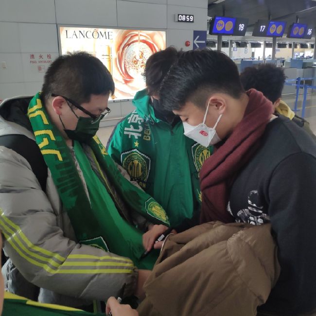 费可欣便道：费家之前因为费浩洋引发的一系列事情，也算是闹的人尽皆知，外界也都知道警方一直没查出杀掉他们那帮混蛋的人究竟是谁，所以您可以跟您妻女解释，就说是我私下请您再帮我调查一下这件事情的幕后主使。