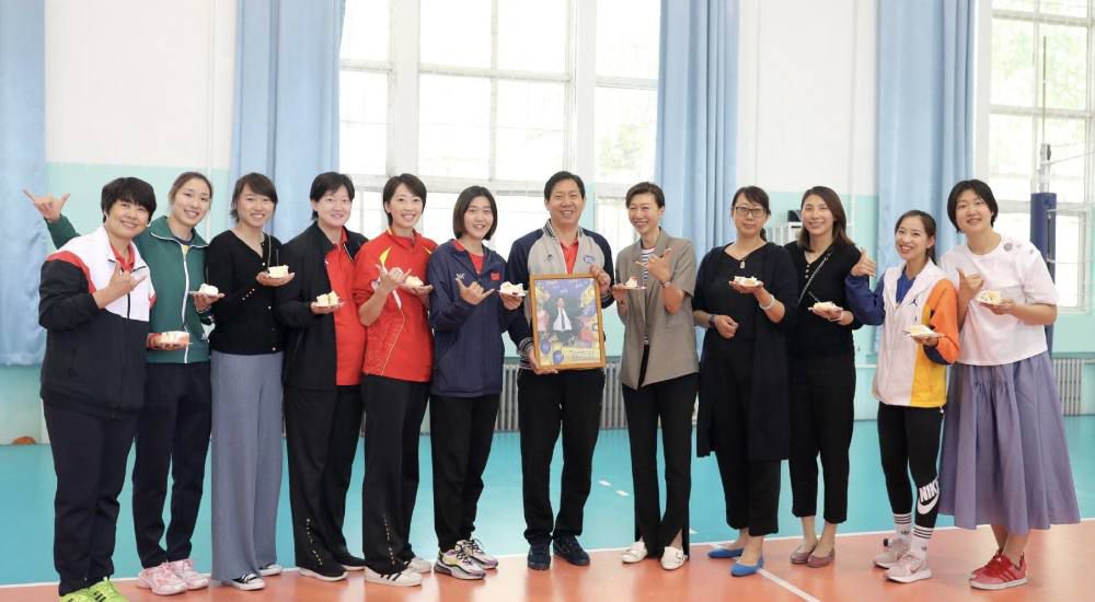 某日，双叶幼稚园的孩子们正在船屋里兴奋的顽耍，一名名叫美色（三石琴乃 配音）的神秘人物突然现身，紧接着，一艘庞大的飞船将船屋全部抓了起来，来不及逃跑的风间（真柴摩利 配音）和小新（矢岛晶子 配音）等人和飞船一路消逝在了空中。                                  　　小新的掉踪令美伢（楢桥美纪 配音）和广志（藤原启治 配音）感应十分焦心，就在此时，一位代号肌肉（玄田哲章 配音）的男人呈现在了两人的身旁，很明显，肌肉知道小新的着落和整件工作的前因后果，但肌肉其实不愿意带着美伢和广志往寻觅小新。追寻着细微的线索，美伢和广志得知小新身在喷鼻港，两人前去喷鼻港，在那边又碰见了肌肉，一行人前去神秘组织“猪蹄组”的老巢。