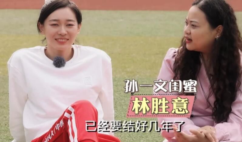 杨若晴看到有一只修长的大手，接住了陈熊捅过来的拳头。
