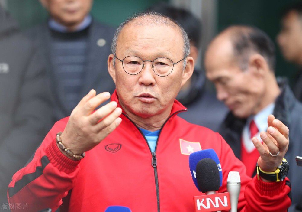 罗马球迷向场地内扔焰火，穆里尼奥示意球迷冷静。